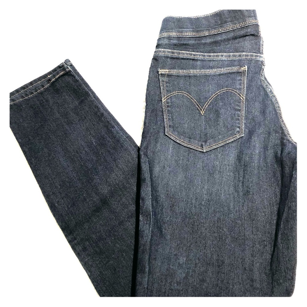 Dark wash Levi’s jeggings